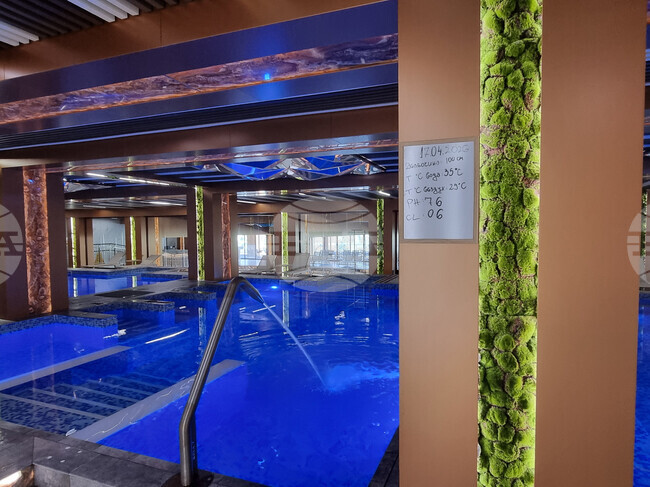 Върху 2000 кв. метра е разположен СПА центърът с минерализирана вода, солни и флотационни капсули в обновения Гранд Хотел Велико Търново