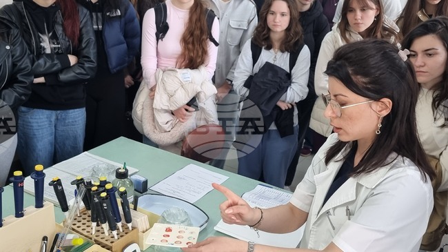 Ученици разгледаха четири отделения в МБАЛ „Св. Пантелеймон“ – Ямбол в Световния ден на лабораторните специалисти