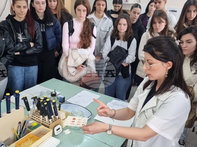 Ученици разгледаха четири отделения в МБАЛ „Св. Пантелеймон“ – Ямбол в Световния ден на лабораторните специалисти