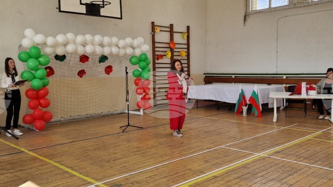 Мария Лалева се срещна с учениците на Шесто училище в Перник, където представи най-новия си роман „Пътища от огън“