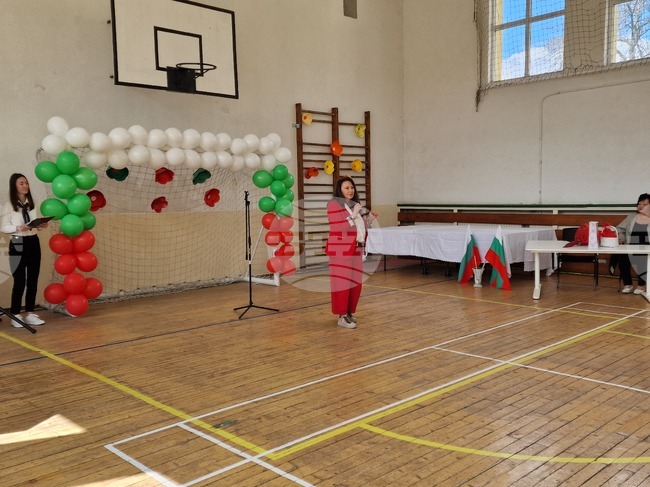 Мария Лалева се срещна с учениците на Шесто училище в Перник, където представи най-новия си роман „Пътища от огън“