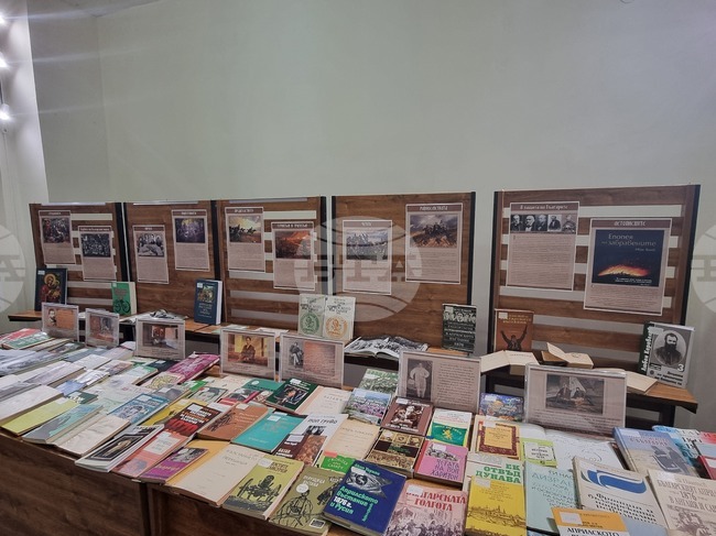 В плевенската библиотека "Христо Смирненски" е подредена изложбата „Сълза и възторг за България“, посветена на Априлското въстание