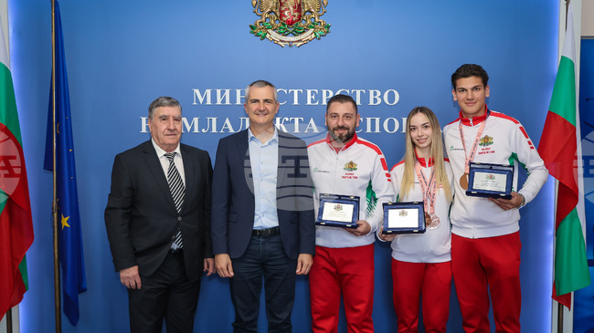 Министър Илиев отличи Марияна Узунова и Калоян Петров за успехите им на Европейското първенство по скокове на батут