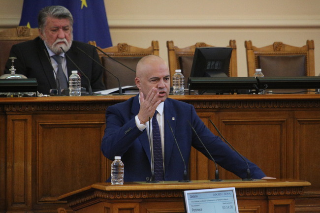 БСП: ГЕРБ и ПП-ДБ или са се разбрали за правителство, или хвърлят прах в очите на хората