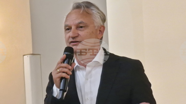Не е вярно, че днес младите не четат - всеки ден четат от телефоните и компютрите си, каза писателят Захари Карабашлиев
