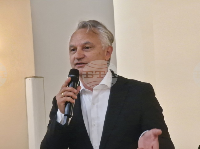 Не е вярно, че днес младите не четат - всеки ден четат от телефоните и компютрите си, каза писателят Захари Карабашлиев