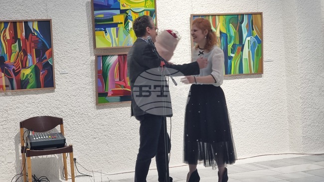 Изложбата „Цветни съзвучия“ на художничката Велина Гребенска е подредена в Художествена галерия – Добрич