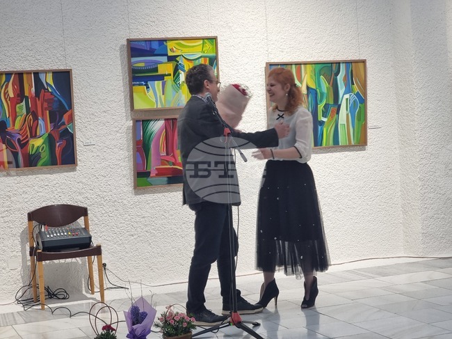 Изложбата „Цветни съзвучия“ на художничката Велина Гребенска е подредена в Художествена галерия – Добрич