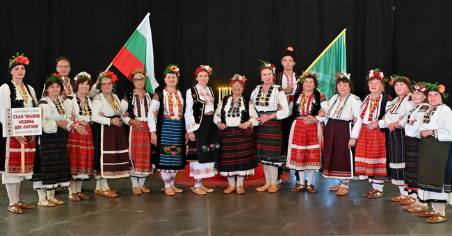 С песните „Либе, ле либе хубаво“ и „Песен за България“ ще се представим в Мюнхен, каза пред БТА ръководителят на групата „Чилновските баби“