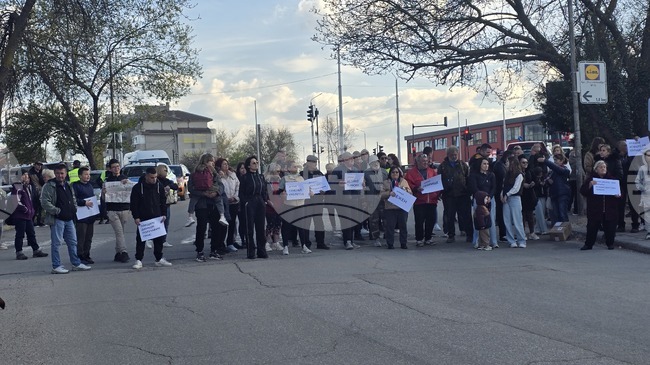 Жители на квартал „Пинета“ в Добрич излязоха на протест заради състоянието на улиците и инфраструктурата в района