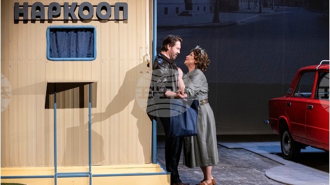 Премиерният спектакъл „Дами канят“ в театъра в Благоевград акцентира върху взаимоотношенията между героите, каза за БТА актьорът Калин Врачански