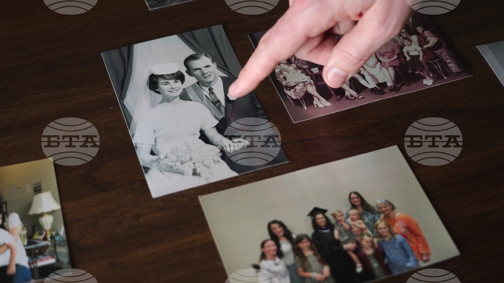 CORRECTION Canadian Citizenship Eager Americans