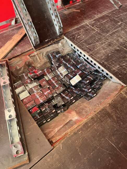 Агенция „Митници“: Контрабандни стоки за над 1 милион лева в двойни стени на четири товарни автомобила откриха митническите служители на МП Лесово