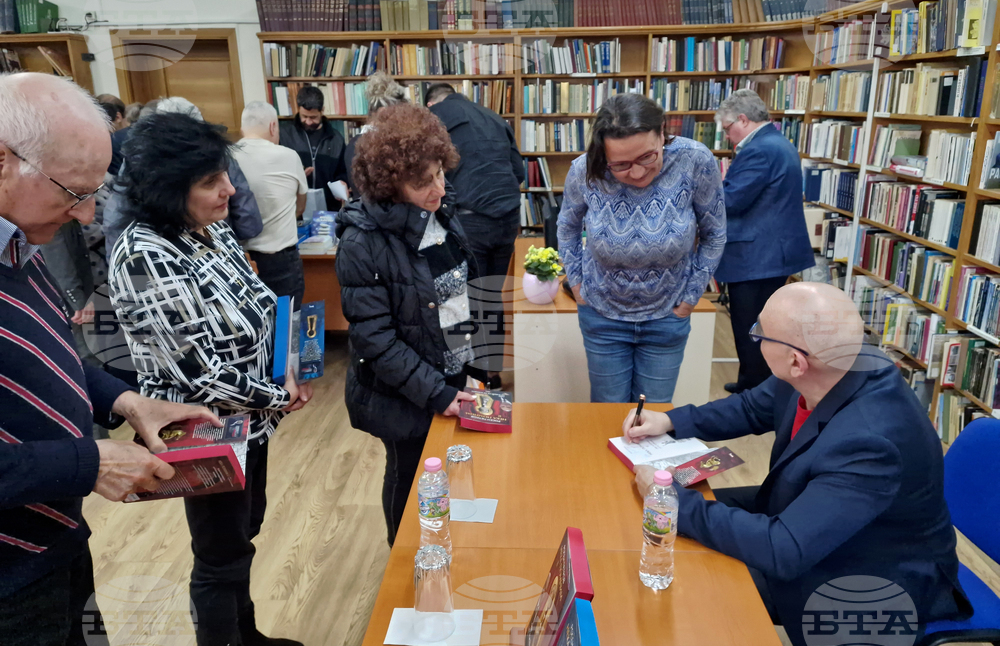 Велико Търново - Росен Петров - книга - „Нека помним II“