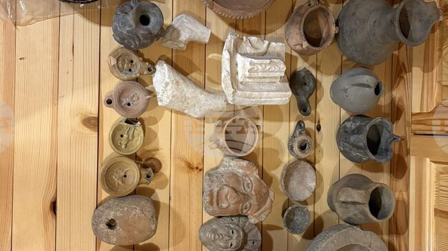 Полицаи иззеха множество предмети с вид на културно-исторически ценности от частен дом в шуменското село Царев брод 