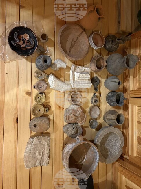 Полицаи иззеха множество предмети с вид на културно-исторически ценности от частен дом в шуменското село Царев брод 