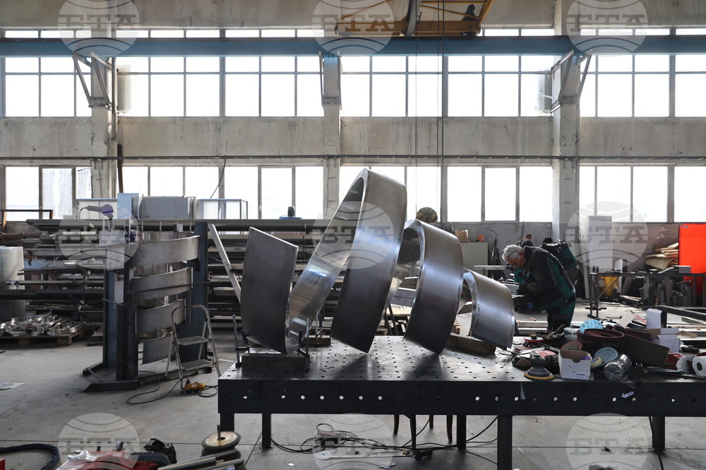 Plovdiv Crafts Three-Metre Replica of Giro d'Italia Trophy for Third Stage of Race