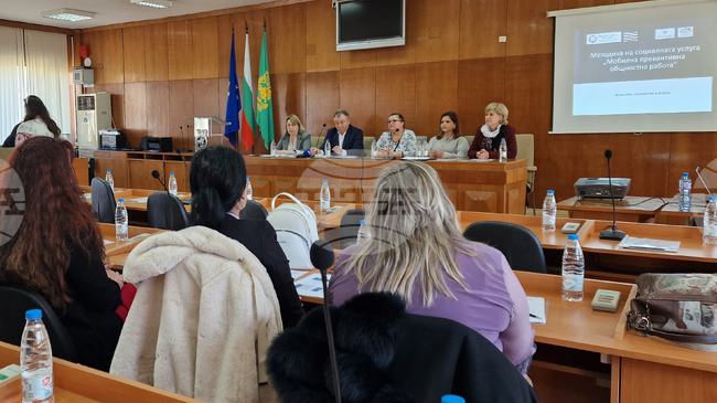 Методика за мобилна преванивна общностна работа и механизъм за превенция на разделянето на семейства обсъдиха на регионална среща в Шумен