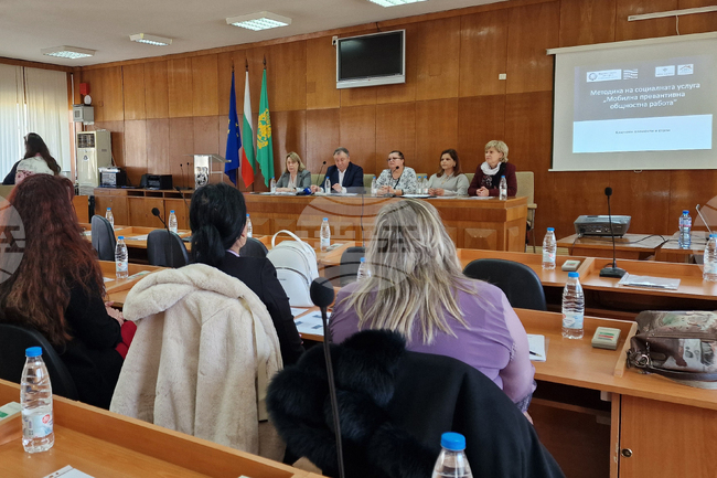 Методика за мобилна преванивна общностна работа и механизъм за превенция на разделянето на семейства обсъдиха на регионална среща в Шумен