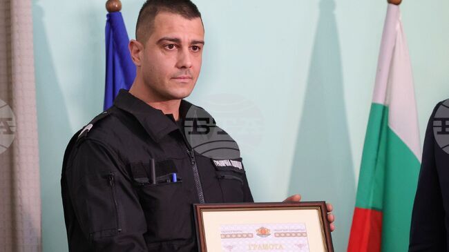 Граничният полицай от Малко Търново Ивелин Арабаджиев получи грамота за спасяването на украински туристи от пропадналия автобус