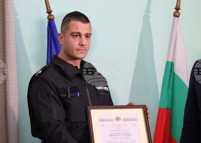Граничният полицай от Малко Търново Ивелин Арабаджиев получи грамота за спасяването на украински туристи от пропадналия автобус