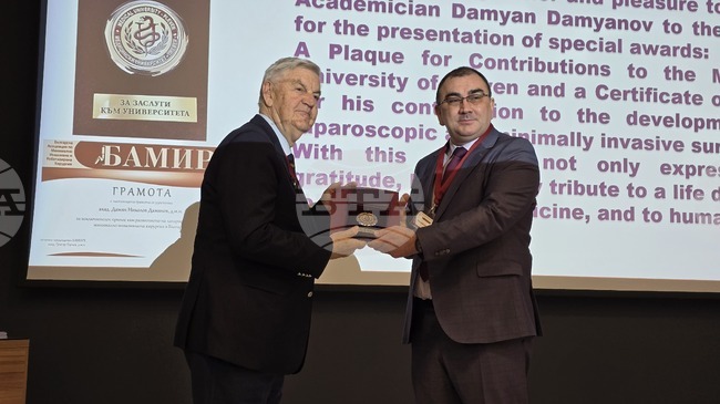 Хирургът академик Дамян Дамянов беше удостоен с почетен плакет на Медицинския университет – Плевен