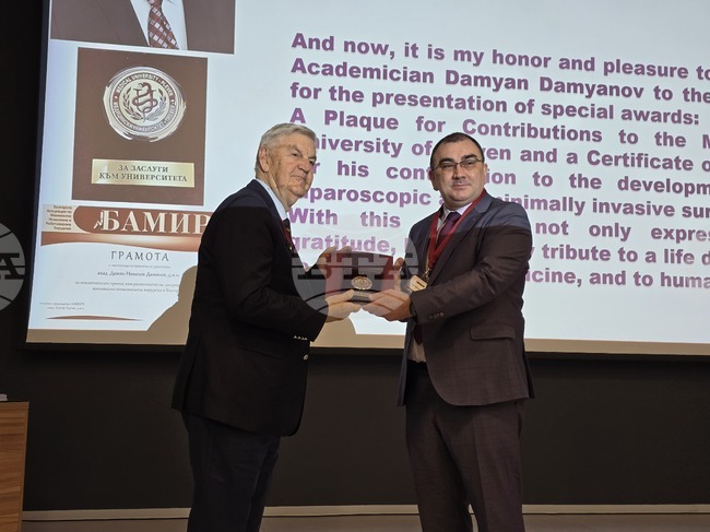 Хирургът академик Дамян Дамянов беше удостоен с почетен плакет на Медицинския университет – Плевен