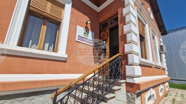 Четирима учители ще бъдат наградени с почетния знак на Община Божурище по случай 24 май, реши Общинският съвет