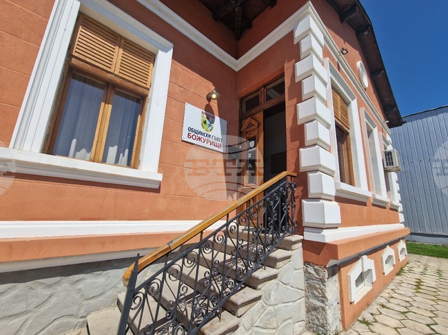 Четирима учители ще бъдат наградени с почетния знак на Община Божурище по случай 24 май, реши Общинският съвет