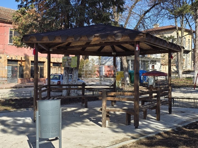 Нов кът за отдих има в луковитското село Бежаново, изграден със средства по националната кампания „Чиста околна среда – 2025 г.“