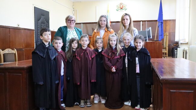 Бъдещи първокласници посетиха Районен съд – Разград