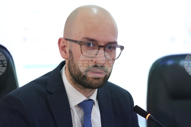 Служебният кабинет е искал да минат изборите, за да вземе решението за намаляване на капитала на ББР, обясни министър Георги Клисурски