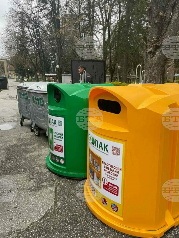 Във Велинград се поставят нови контейнери за разделно събиране на отпадъци