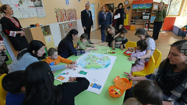  Ресурсните кабинети на над 250 детски градини и училища с предучилищни групи са оборудвани с финансиране по проекта „Силен старт“ на МОН