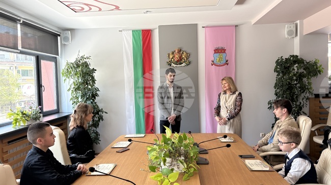 В Община Казанлък бяха наградени участниците в конкурса за идейни проекти за визията на новото кръгово кръстовище в западния край на града