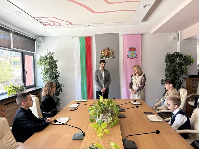 В Община Казанлък бяха наградени участниците в конкурса за идейни проекти за визията на новото кръгово кръстовище в западния край на града