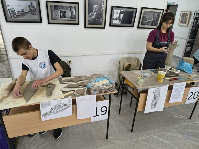 Ученици от Шумен и Елин Пелин са победители в националния кръг на състезанието ''Най-добър млад керамик'', проведено в Силистра