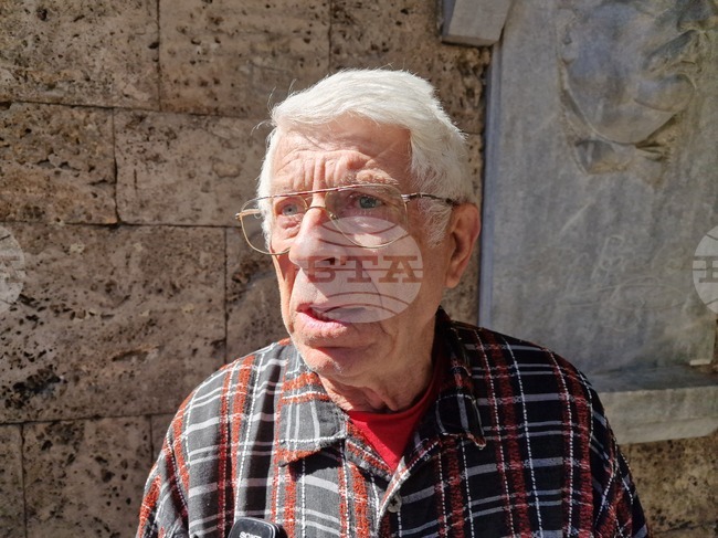 Спортният журналист и писател Борислав Костов представи във Велико Търново новата си книга, посветена на футбола