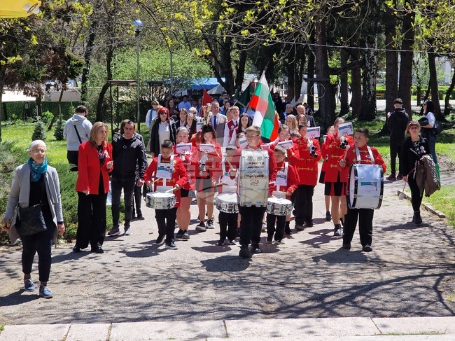 С факелно шествие и патриотична викторина седмокласници от петте общини в Пернишка област отбелязаха 150-ата годишнина от Априлската епопея