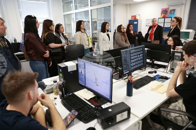 Студенти българисти от Атинския университет разгледаха архивите и обновения нюзрум на БТА 