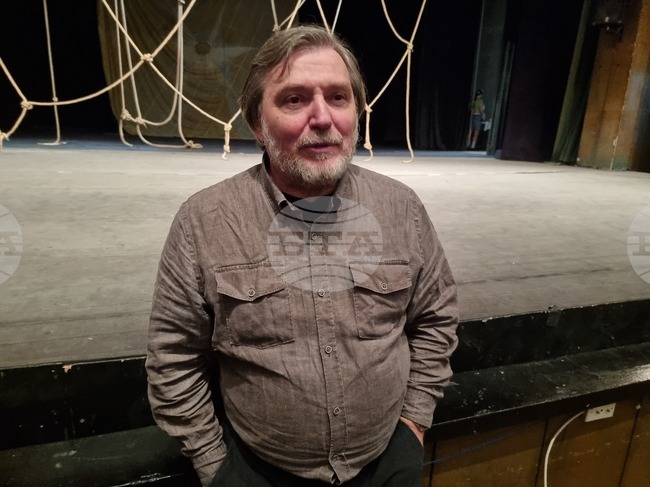 Съвременен прочит на пиесата „Много шум за нищо“ от Шекспир представя Великотърновският театър, с режисьор проф. Владимир Байчер