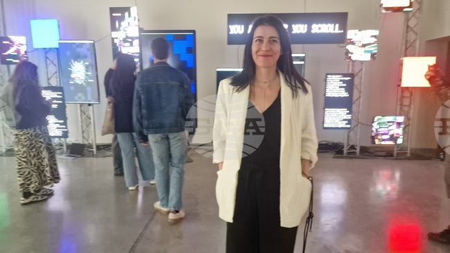 Много важно е хората да се замислят как взаимодействат с технологиите, каза за БТА Поли Захариева за проекта „Човешкият алгоритъм“