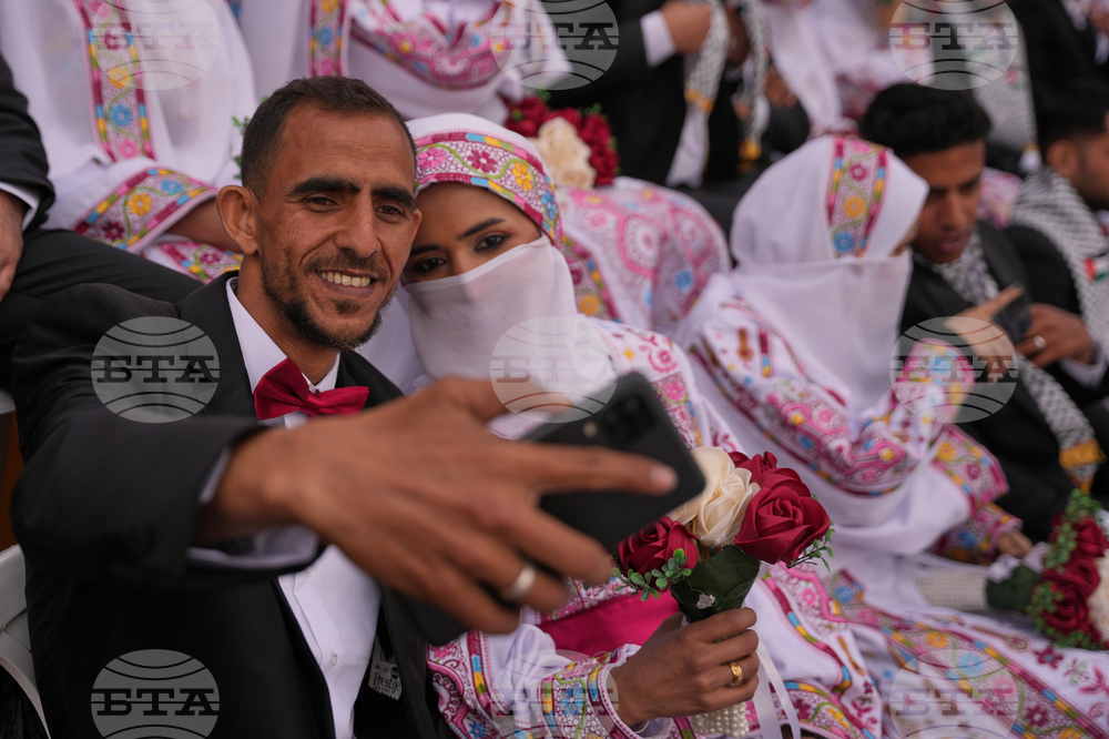 APTOPIX Gaza Mass Wedding