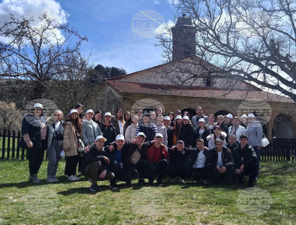Сърбия - Гостите на Великденския фестивал в Босилеград посетиха село Извор