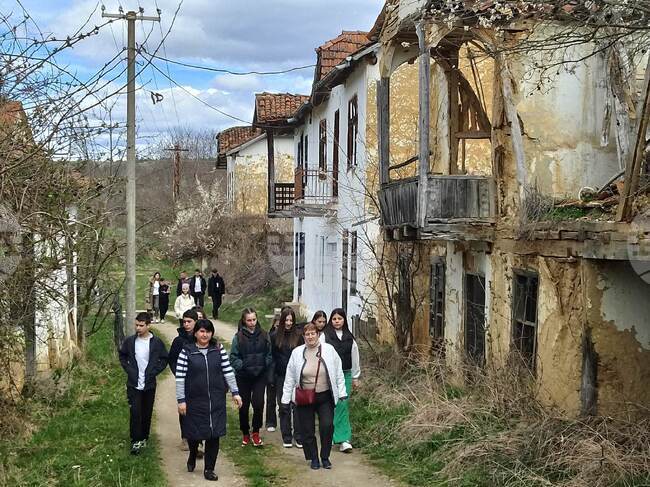 Сърбия - Гостите на Великденския фестивал в Босилеград посетиха село Извор