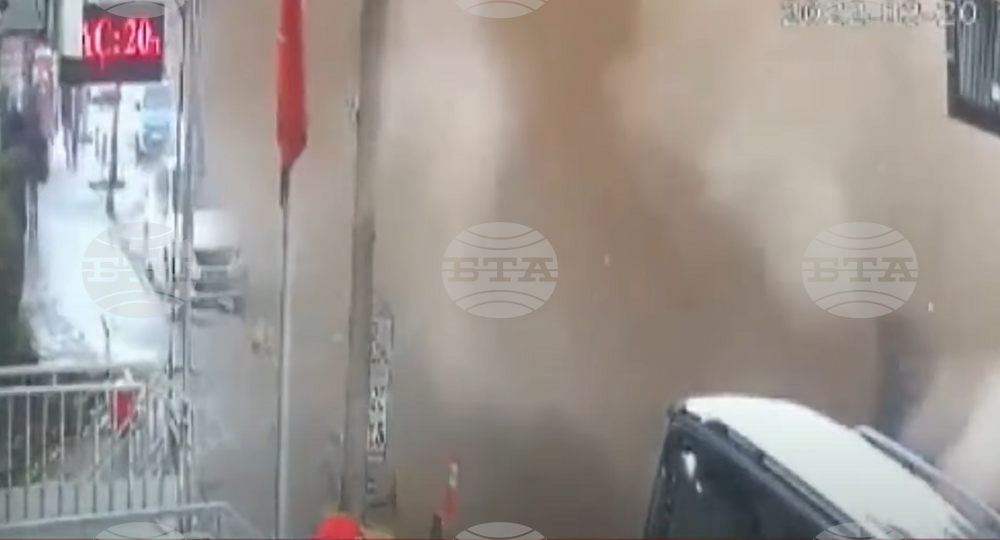 Пететажна сграда в Истанбул се срути (ВИДЕО)