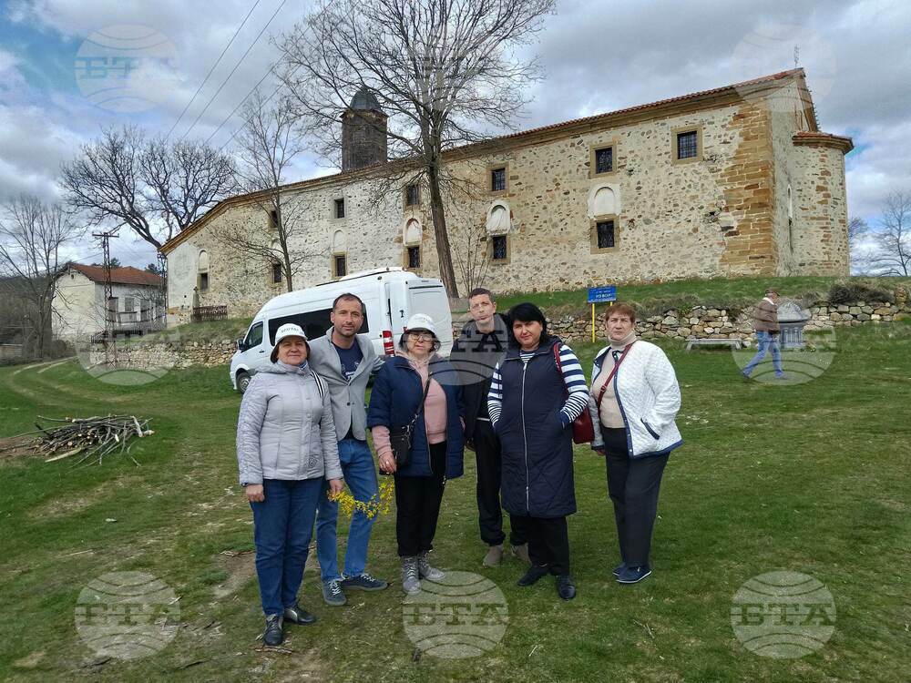 Сърбия - Гостите на Великденския фестивал в Босилеград посетиха село Извор