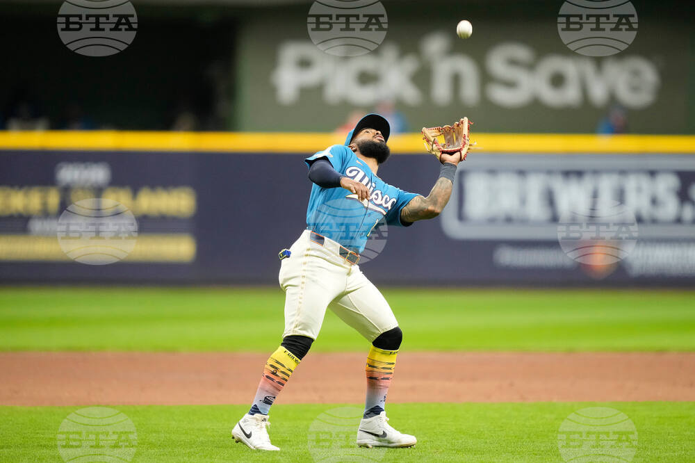 Pirates Brewers Baseball