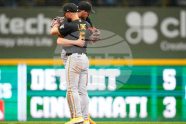 Pirates Brewers Baseball