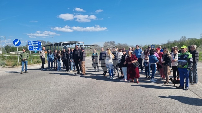 Жители на Берковица и село Мездрея блокираха пътя София-Монтана при разклона за селото с искане за намаляване на скоростта в участъка